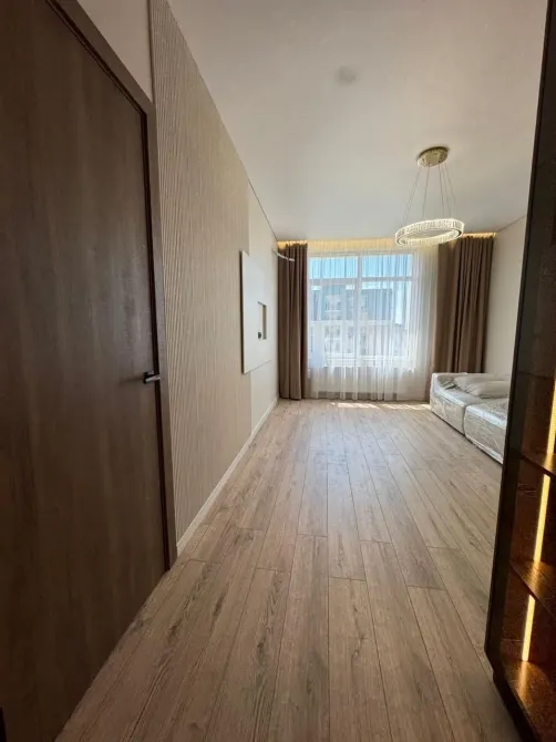 Үлкен терезелері бар жарық жарық бөлме