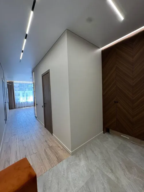 Шкафы бар коридор және үлкен терезе