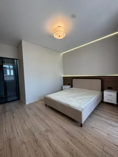 Кереуеті және кіріктірілген жарықтандыруы бар жатын бөлме