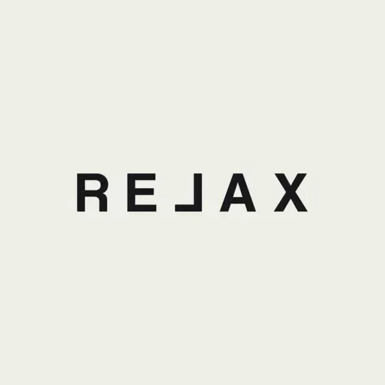 логотип слова RELAX, минималистичный дизайн, черный шрифт на светлом фоне