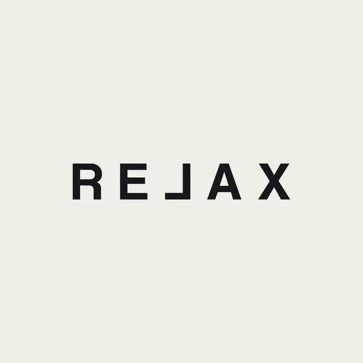 RELAX логотипы, минималистикалық дизайн, қара шрифт, жарық фон.