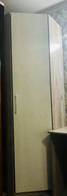 Высокий шкаф для одежды в детской комнате