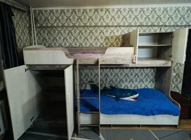 Детская двухъярусная кровать с лестницей и местом для хранения