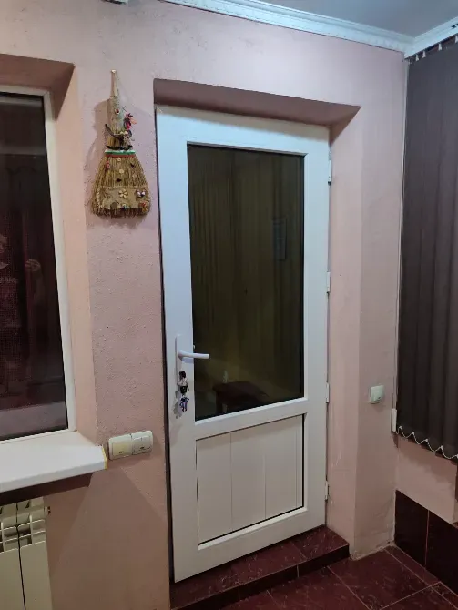 Дверь с стеклянной вставкой в розовой комнате