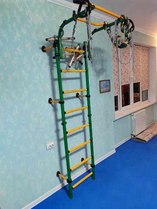 Спортивная лестница с дополнительным оборудованием