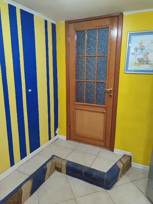 Яркая комната с вертикальными полосами на стенах