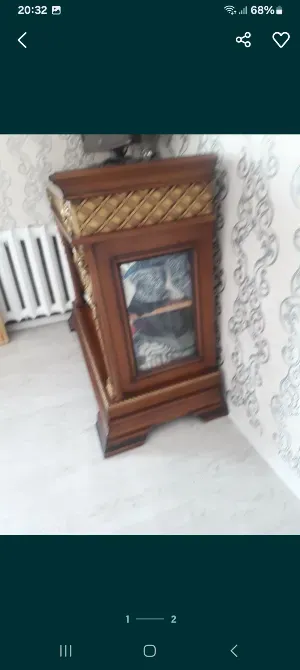 Коричневый деревянный шкаф с золотыми элементами и стеклянной дверцей