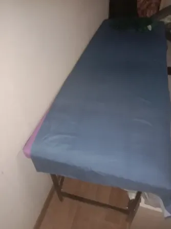 Длинный стол с синей скатертью