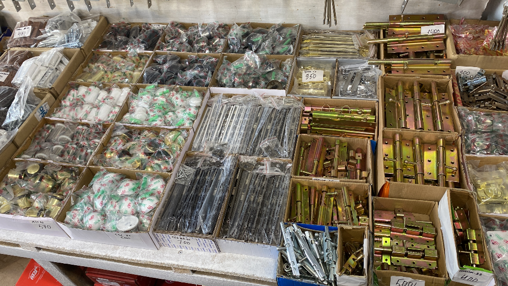 Различные механизмы замков, ключи и фурнитура, аккуратно расставлены на столе