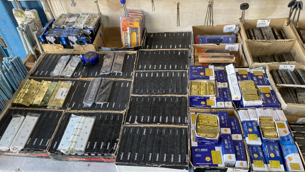 Коробки с фурнитурой, включая петли и замки различных размеров