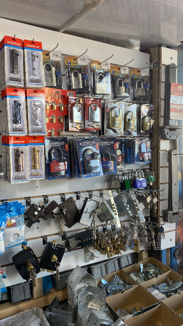 Замки, ручки и фурнитура, размещенные на стенде, с разнообразным дизайном