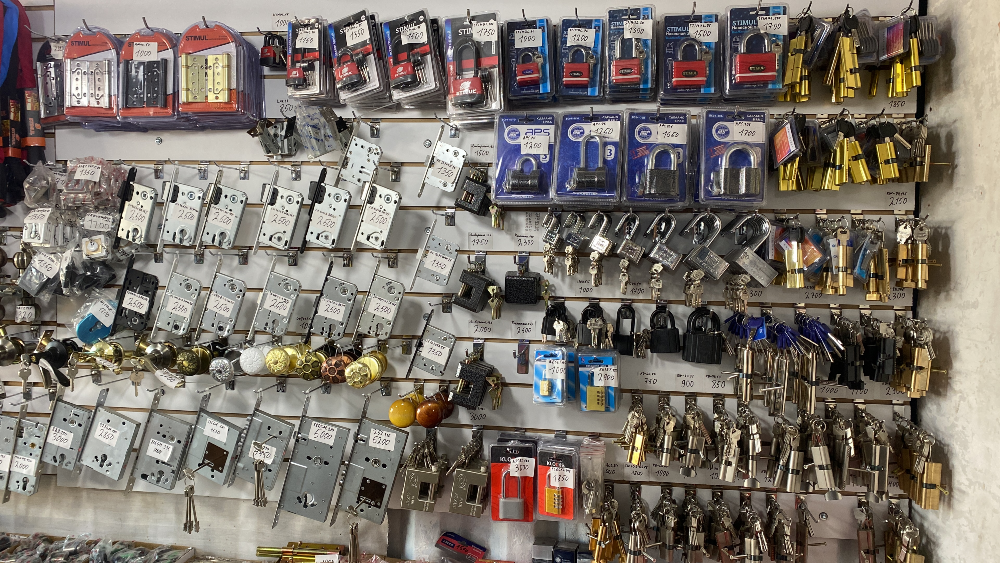 Разные типы замков и ключей, выставленных на стенде для продажи