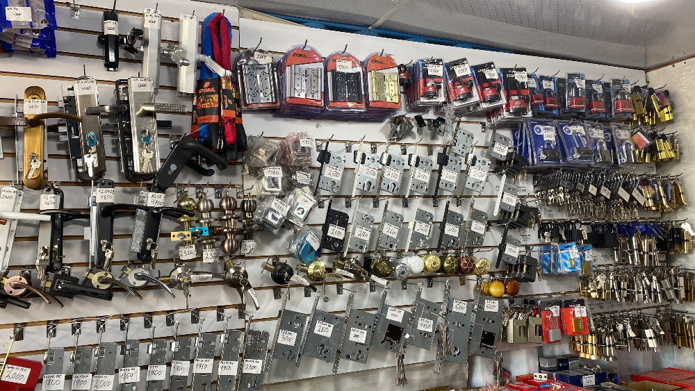 Замоктар мен фурнитураның, түрлі модельдері мен кілттері бар қабырға