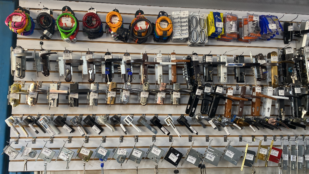 Есік үшін замоктар мен фурнитуралардың әртүрлілігі стендте