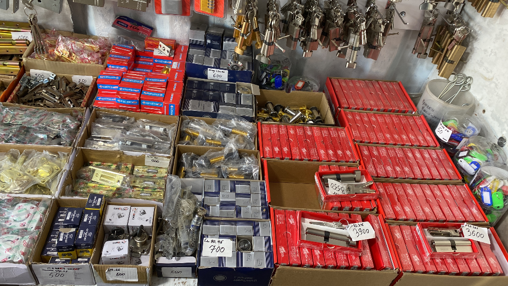 Сауда үстелінде қораптар бойынша ұйымдастырылған замоктар мен кілттер