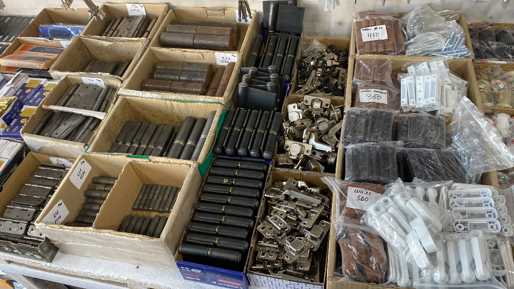 Ілгектер мен фурнитураның қораптарда аккуратно орналасқан орамдары