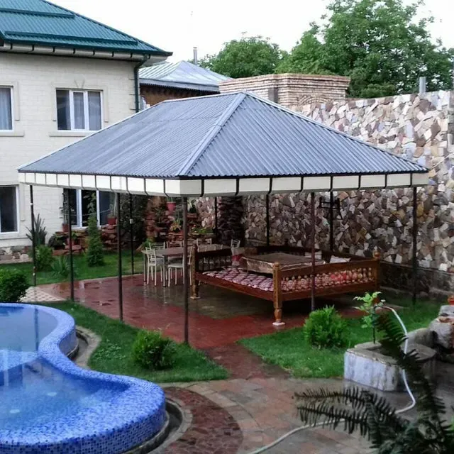 Навес с зоной отдыха и уютной мебелью