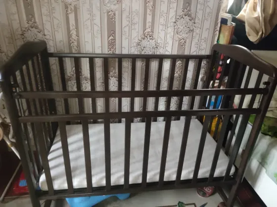 Жаңа туған нәрестеге арналған кереует ауа шарларымен