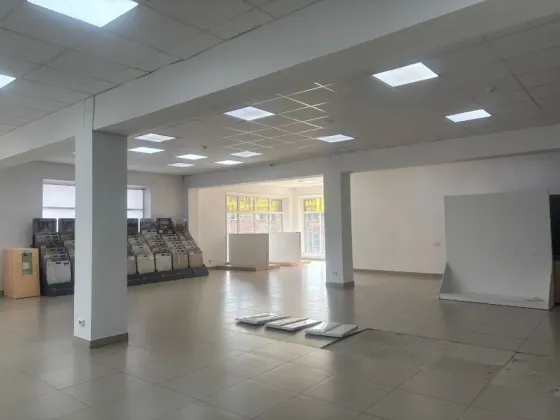 Пустое офисное пространство с высокими потолками и дверями