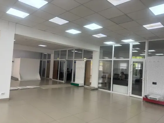 Пустое офисное пространство с высокими потолками и дверями