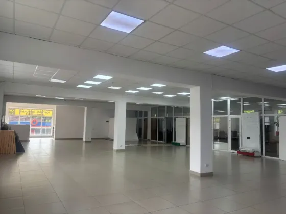 Пустое офисное пространство с высокими потолками и дверями