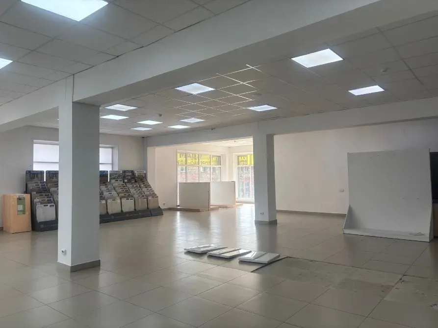 Интерьер магазина с кассовыми терминалами и обширным пространством