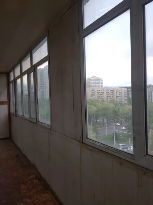 Окна коридора с видом на улицу