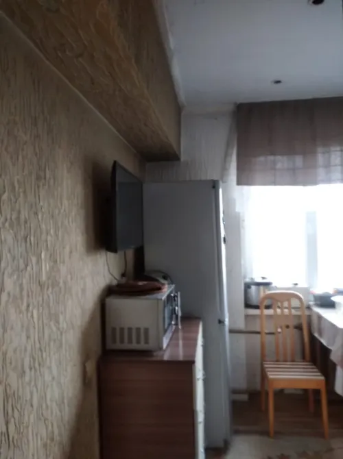 Угол кухни с холодильником