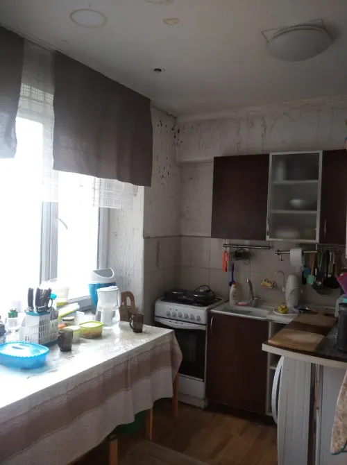 Кухня с плитой и раковиной