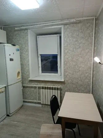 Пустая комната с окном и шторой