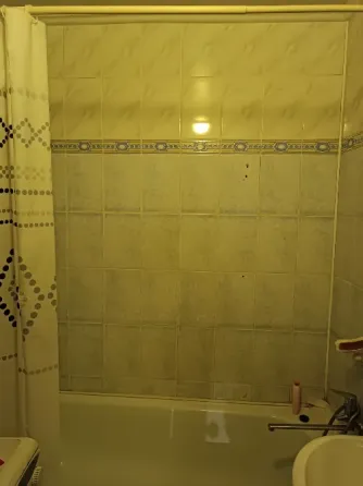 Пустая комната с окном и шторой