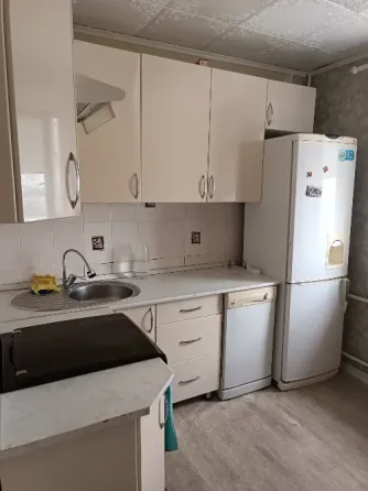 Пустая комната с окном и шторой