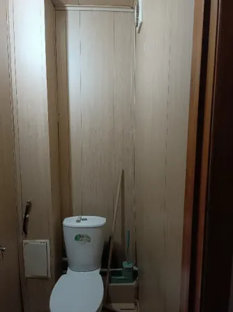 Пустая комната с окном и шторой