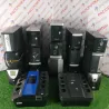 Әртүрлі модельдегі желілік құрылғылар мен қуат блоктарының өзара әрекеттесетін кешені компания логотипінің фонында.