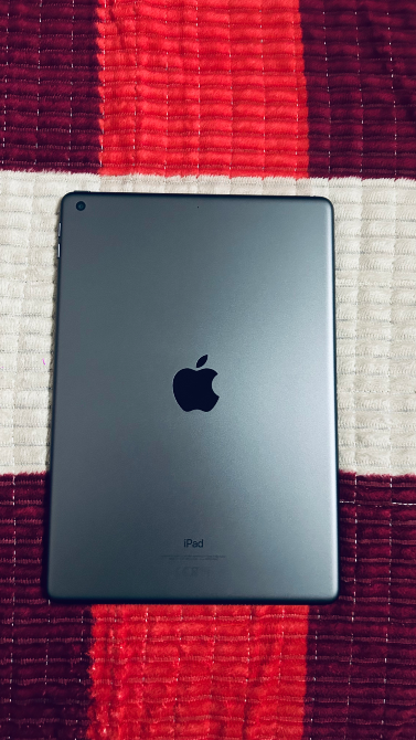 IPad қызыл-ақ квадратты мата үстінде