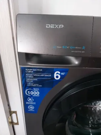 Стиральная машина DEXP с открытой дверцей и характеристиками