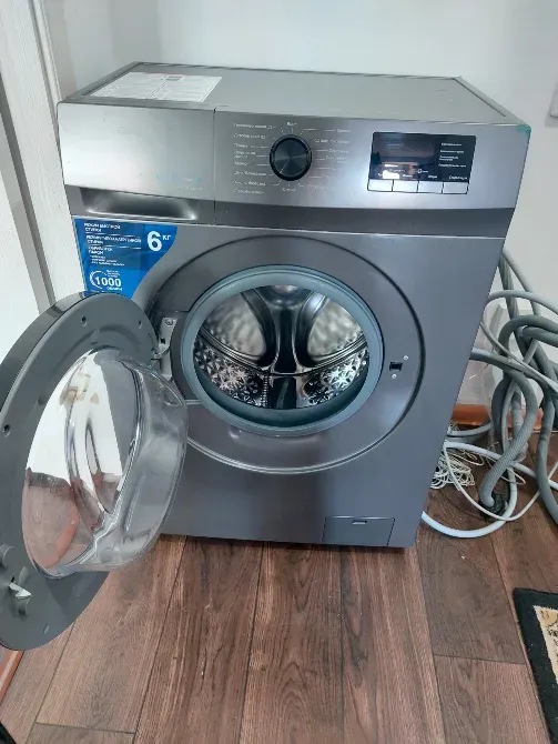 DEXP кір жуу машинасы ашық есігімен, алдыңғы жағынан