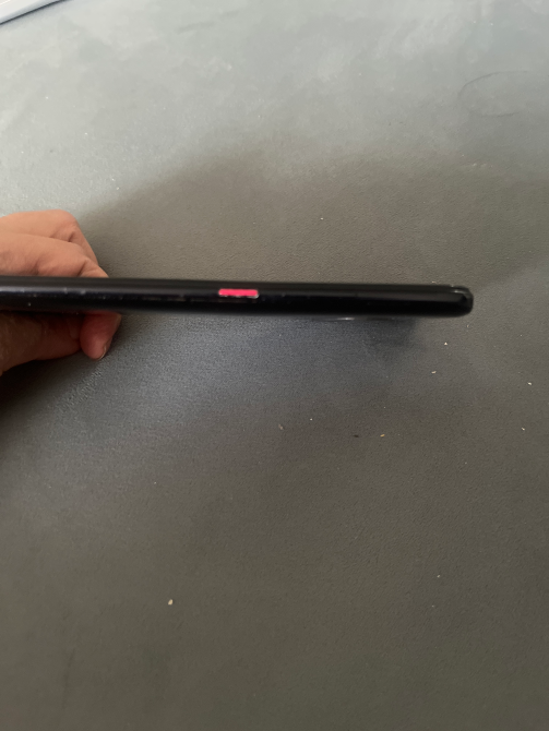 Смартфон VIVO-ның бүйірлік көрінісі, корпусында қызыл түйме бар