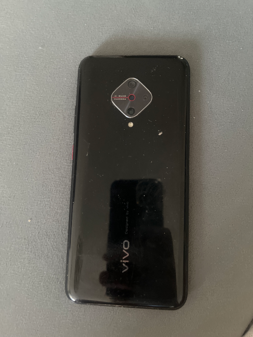 Смартфон VIVO қара корпуспен және артқы панельдегі камерамен