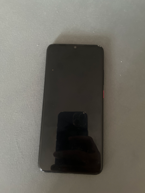 Смартфон VIVO қара экранмен, көрінетін қосымшаларсыз