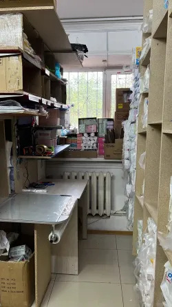 Детский магазин с яркой вывеской и входной дверью