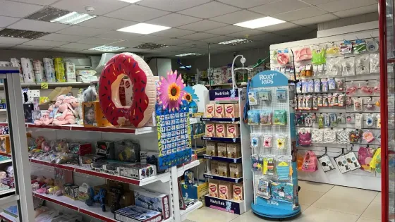 Детский магазин с яркой вывеской и входной дверью