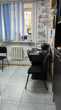 Детский магазин с яркой вывеской и входной дверью