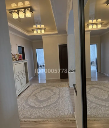 Коридор с современными светильниками и зеркальными поверхностями