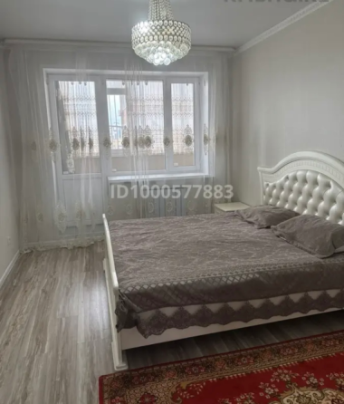 Коридор с современными светильниками и зеркальными поверхностями