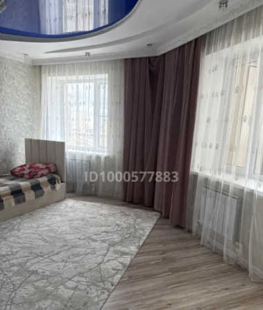 Коридор с современными светильниками и зеркальными поверхностями