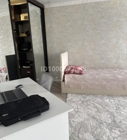 Коридор с современными светильниками и зеркальными поверхностями