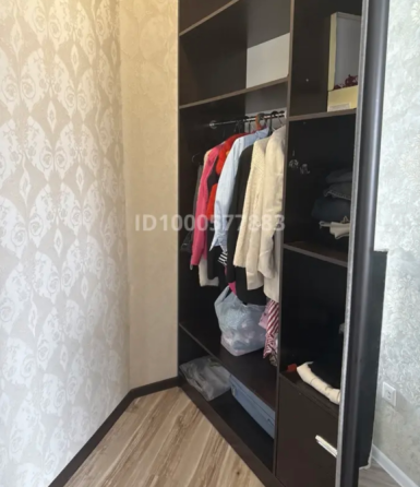 Коридор с современными светильниками и зеркальными поверхностями