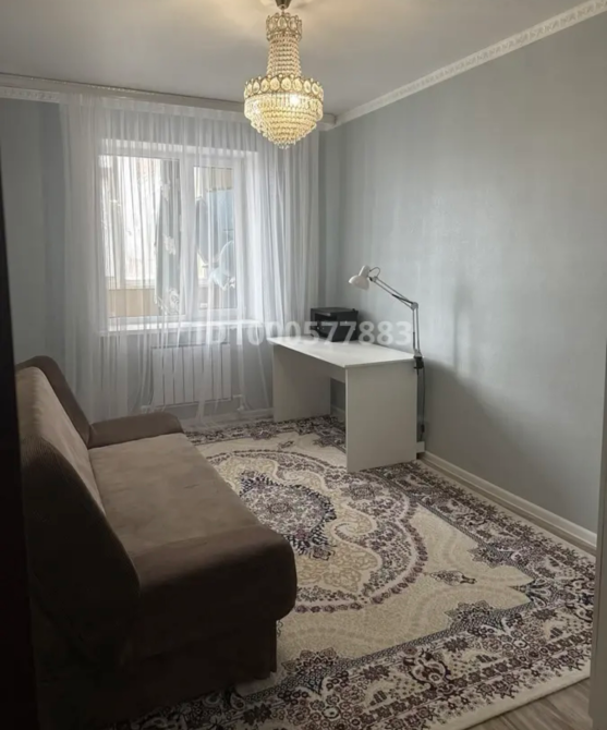 Рабочий кабинет с диваном и письменным столом