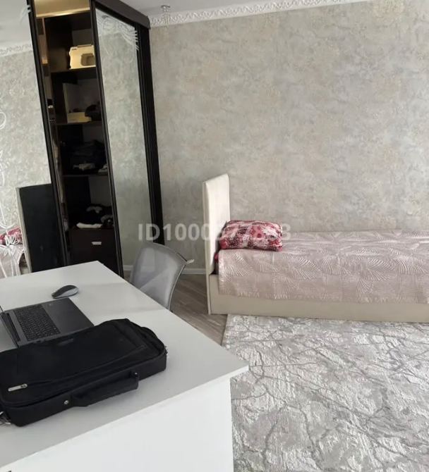 Уютная спальня с рабочим столом и современной мебелью